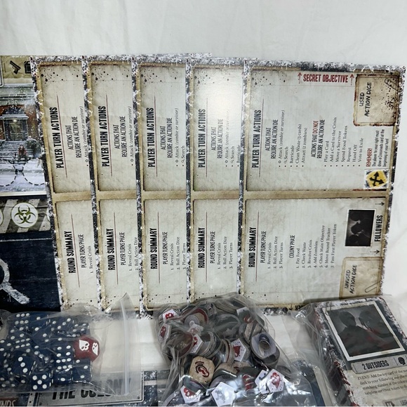 Dead of Winter: A Crossroads Board Game - Picture 11 of 16